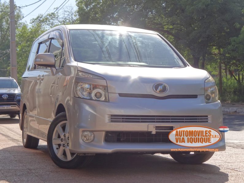 
								TOYOTA VOXY AÑO 2010 full									