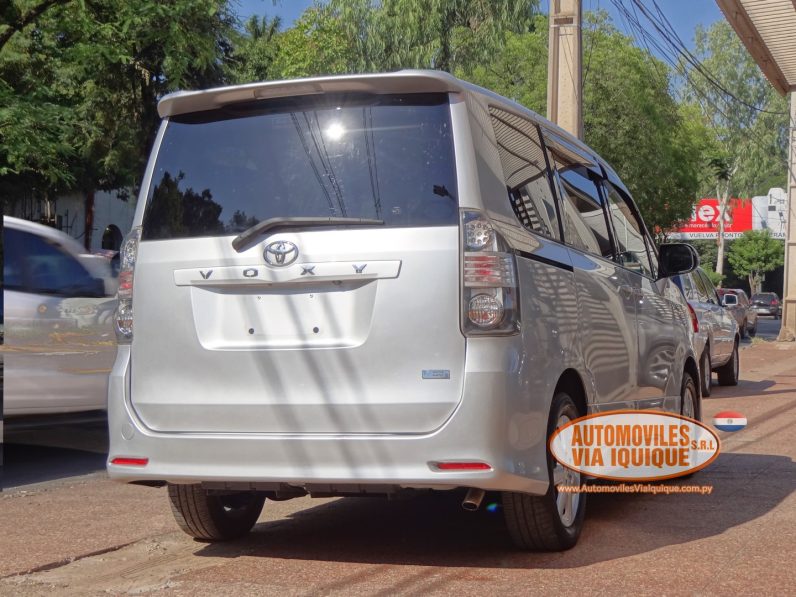 
								TOYOTA VOXY AÑO 2010 full									